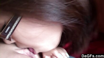Seksi gözlüklü 18 yaşındaki jav olgun porno esmer kedi sikikleri