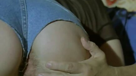 Kedi porno tube olgun oynuyor ve bir