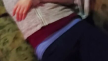 Külotlu bir porno olgun tube sandalyede
