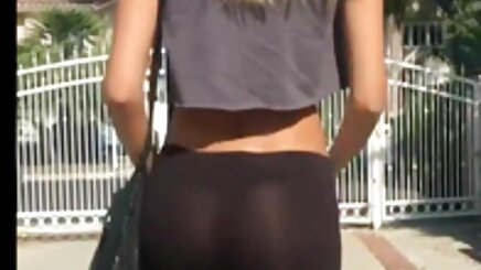Seksi mature olgun tube vücut ve tüylü kedi ile anne