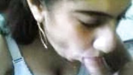 Kız büyük bir anal plug olgun sextube giyiyor